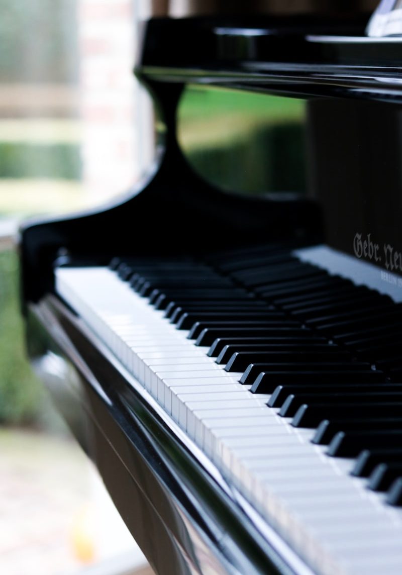 black and white piano in close-up photography